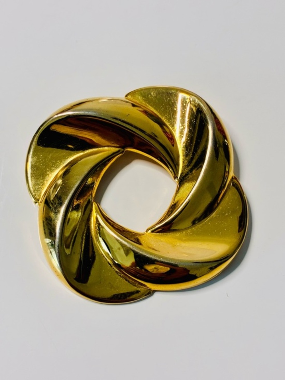 Source Unknown Gold Twisted Circle Brooch